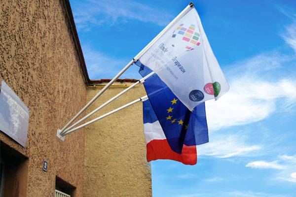 Drapeau Personnalisé - Création de drapeau sur mesure